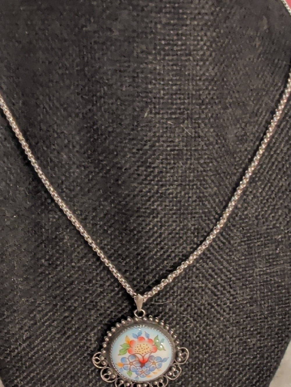 Blue Floral Porcelain Pendant Necklace with Multicolor Motif - Picture 3 of 4